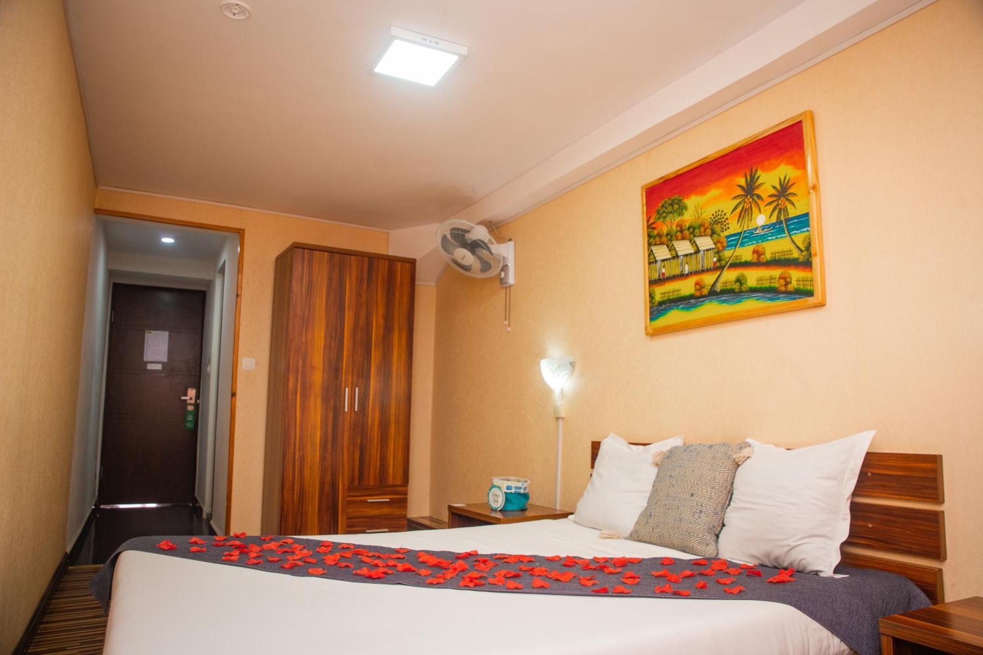 Hotel Le Pousse Pousse อันตานานารีโว ภายนอก รูปภาพ